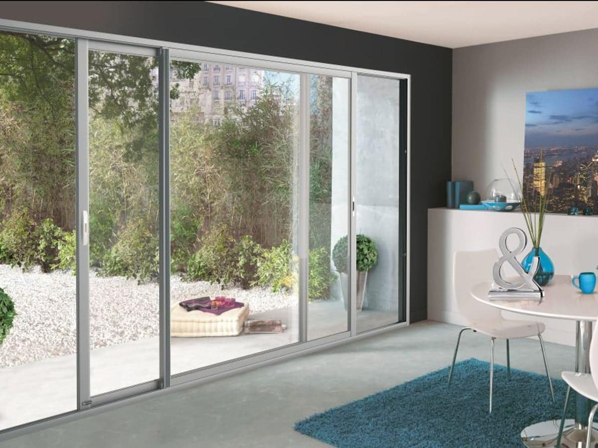 Baie vitrée aluminium Kréation coulissante dans un intérieur contemporain