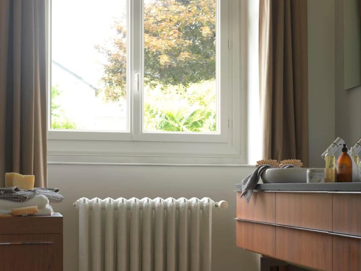 Fenêtre en PVC dans un intérieur rénové