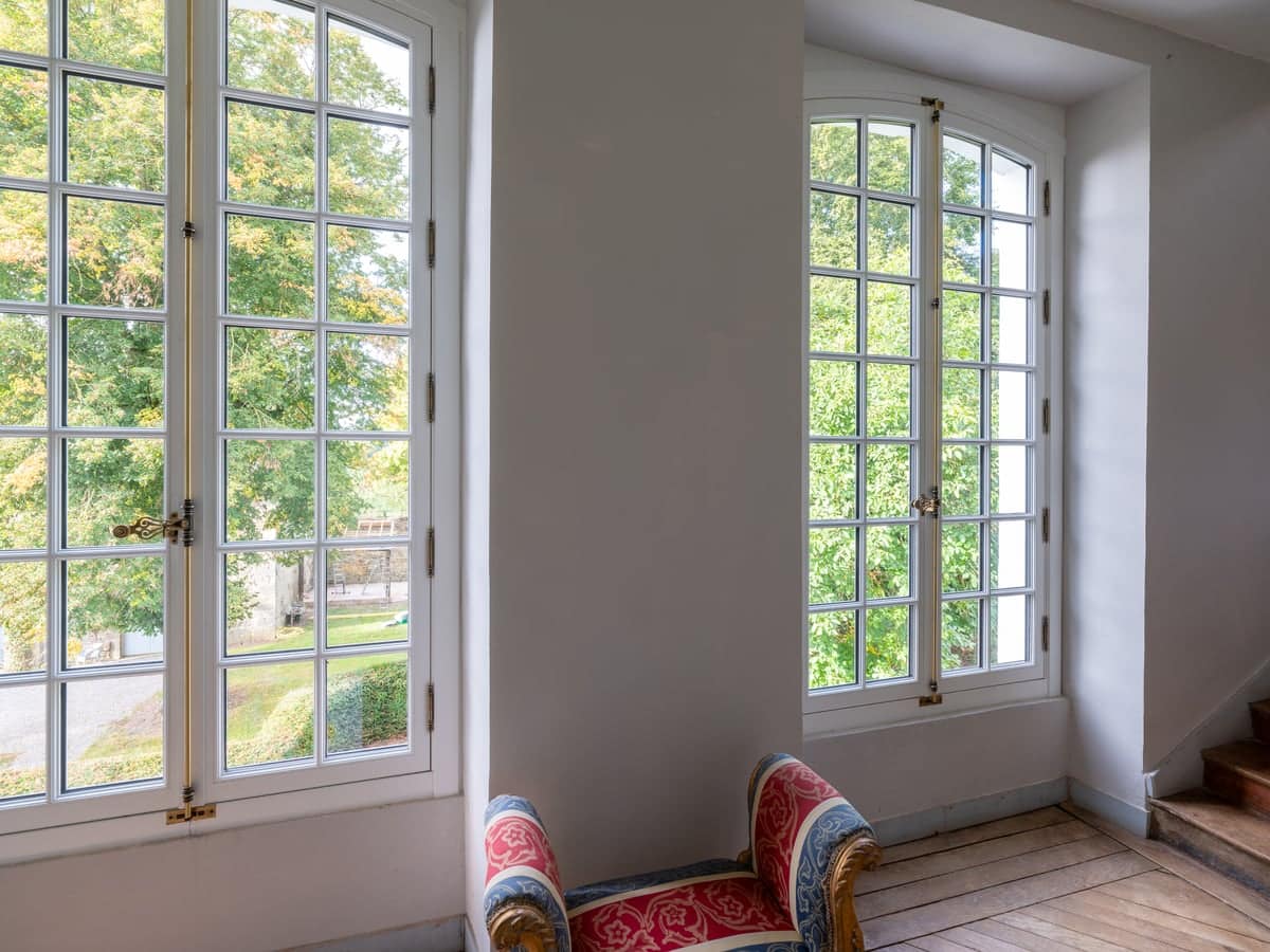 Fenêtre bois Épok en vue intérieure au Château-de-la-Motte, esthétique traditionnelle