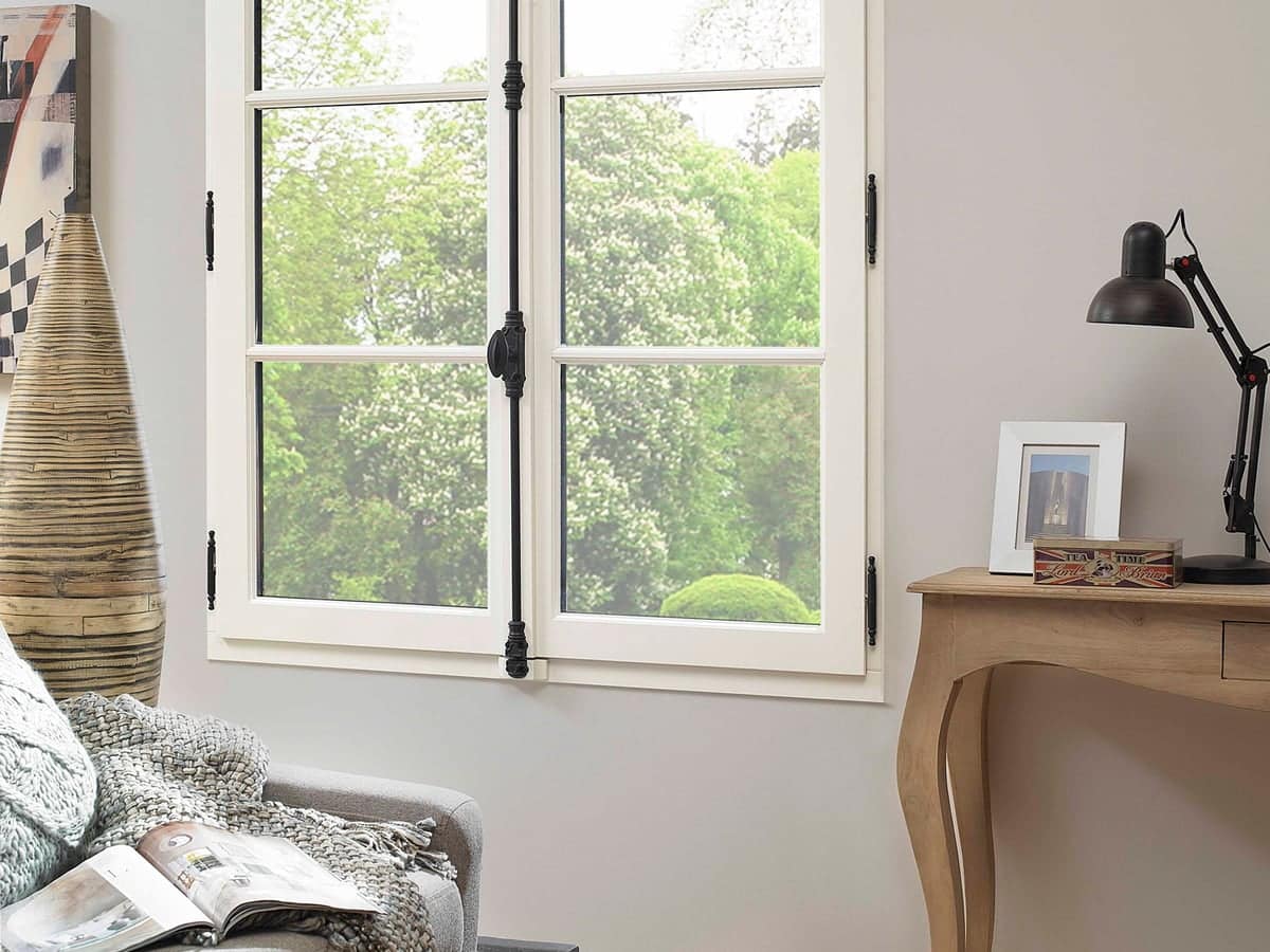 Fenêtre bois Kanopée dans une chambre cocooning, ambiance chaleureuse