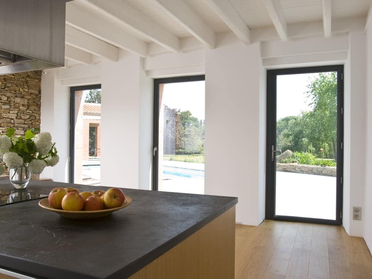 Fenêtre aluminium Kréation dans un intérieur contemporain aux poutres claires