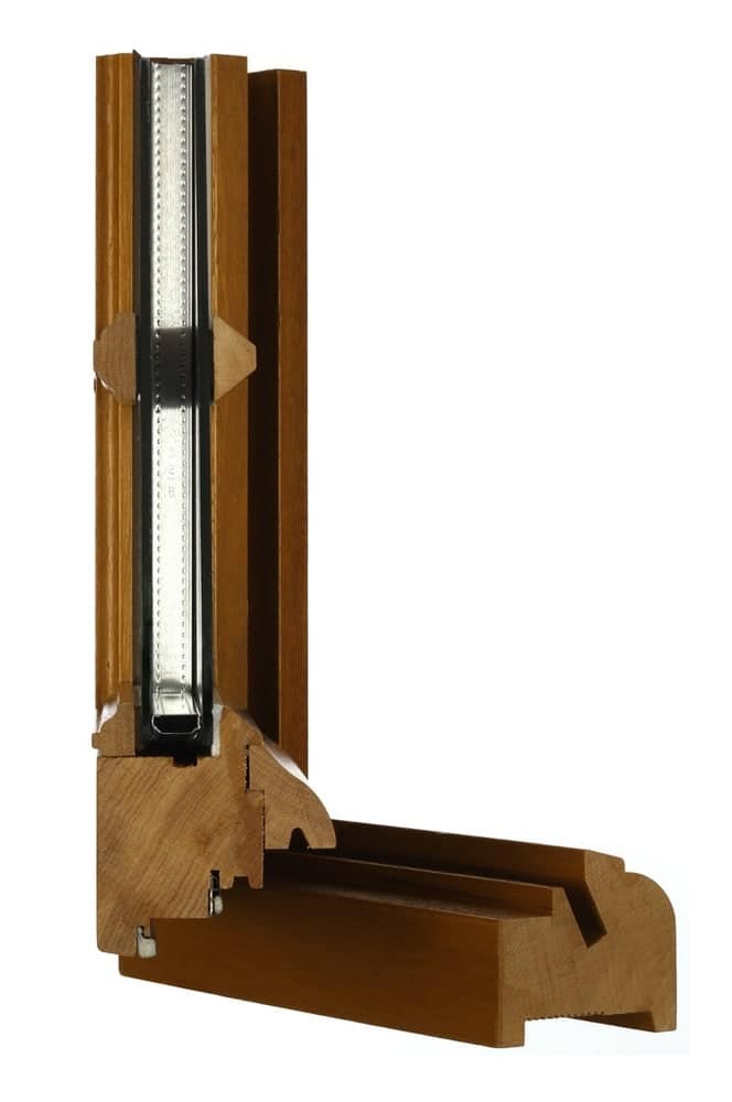 Détail d'angle d'une fenêtre bois Authentik en chêne