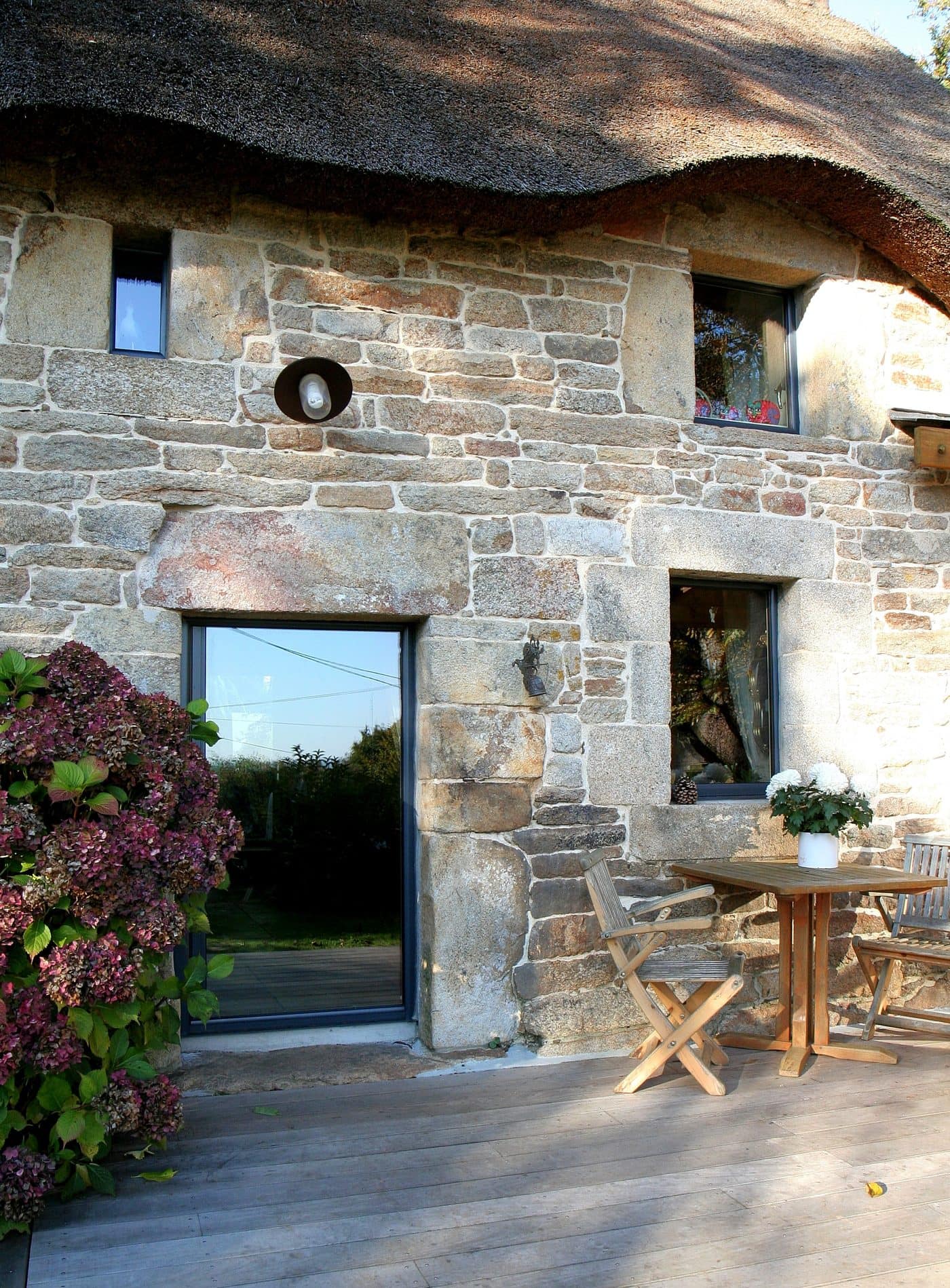 Fenêtre sur mesure posée au millimètre dans une ouverture de rénovation