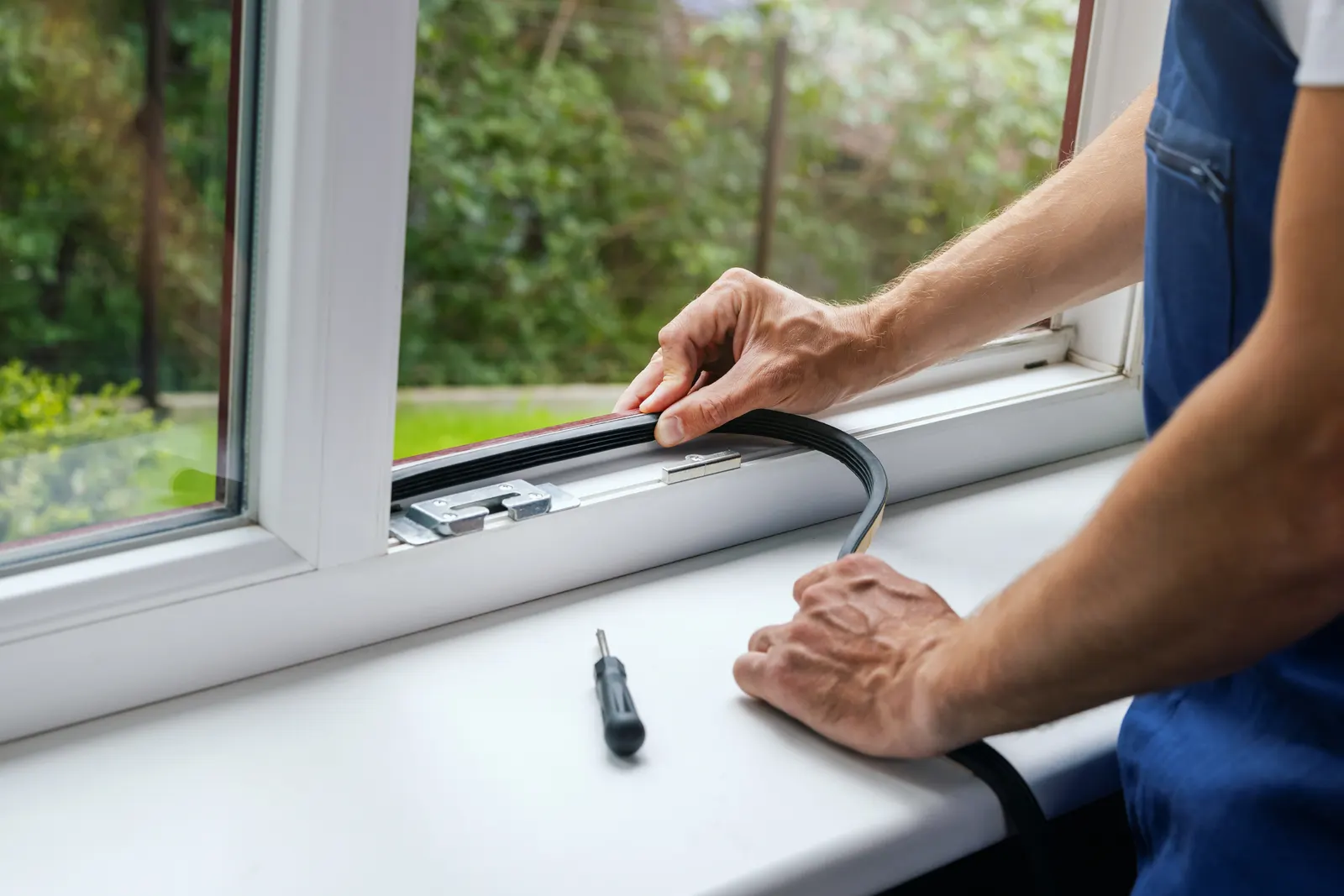 Pose d’un joint d’étanchéité sur le cadre d’une fenêtre PVC