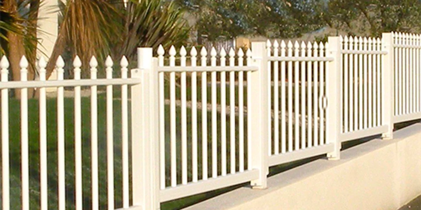 Clôture en aluminium gris anthracite délimitant un jardin pavillonnaire
