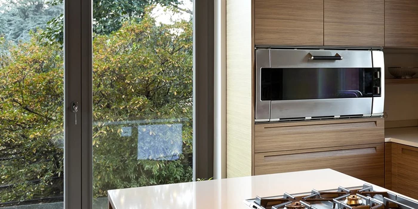 Fenêtre à triple vitrage installée dans un séjour lumineux