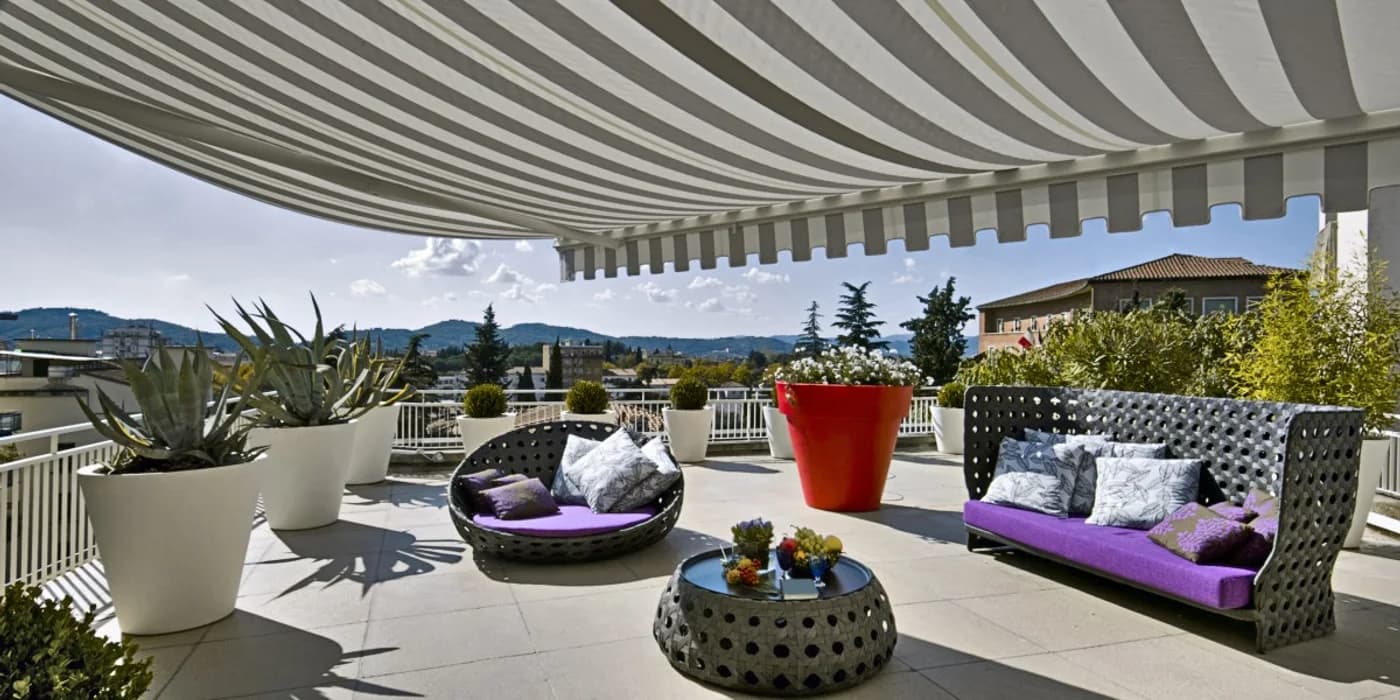 Store banne déployé au-dessus d'une terrasse aménagée