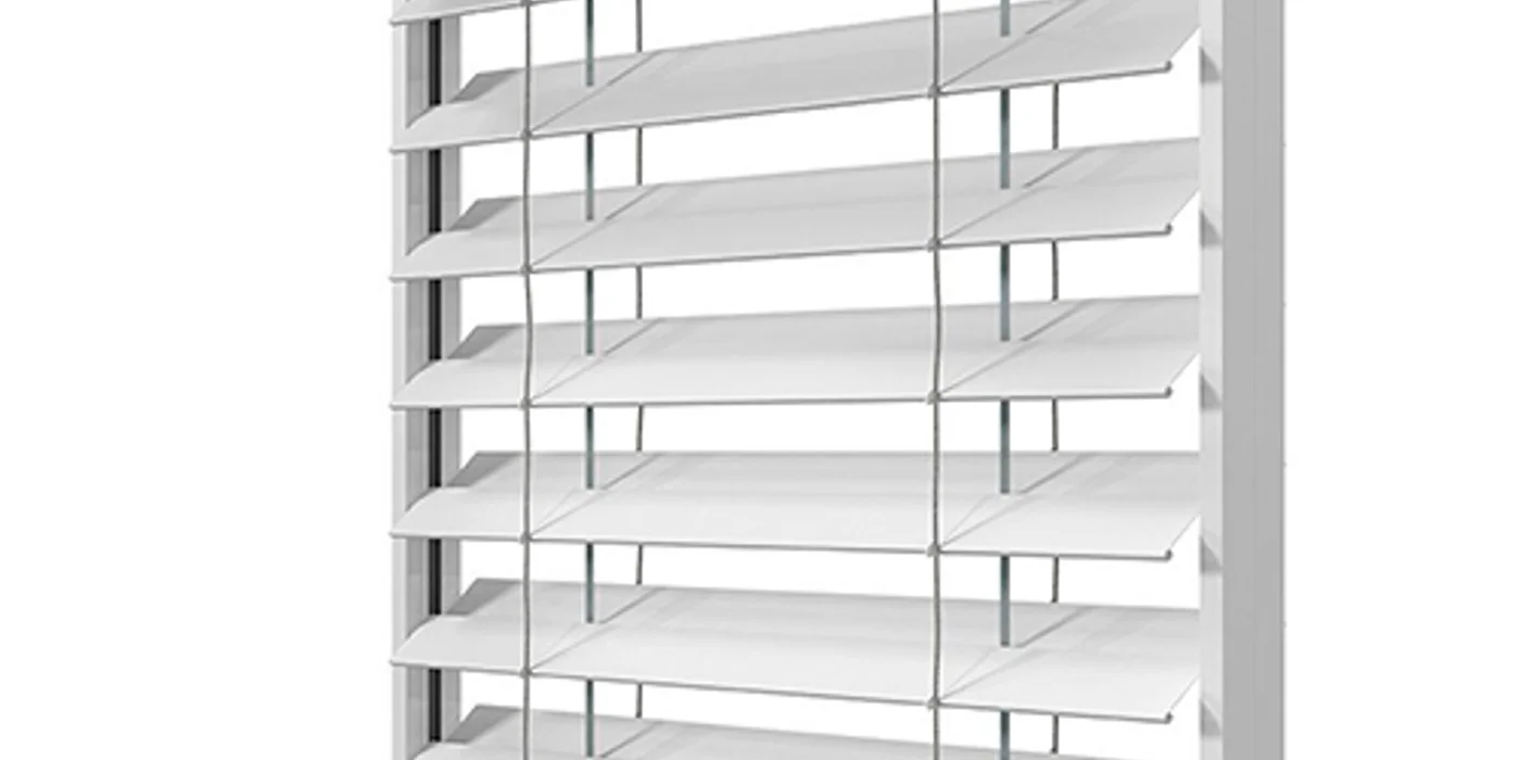 Brise-soleil orientable à lames aluminium installé devant une grande baie vitrée contemporaine