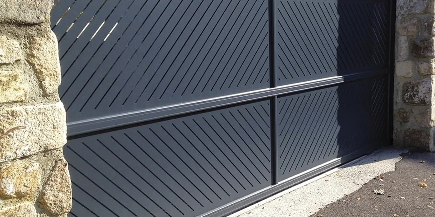 Portail aluminium battant et portail coulissant comparés à l'entrée d'une propriété