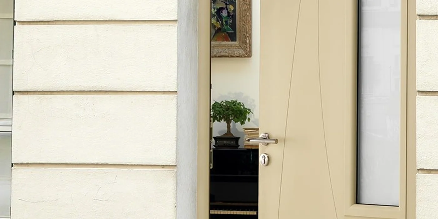 Porte blindée d'entrée installée dans une maison