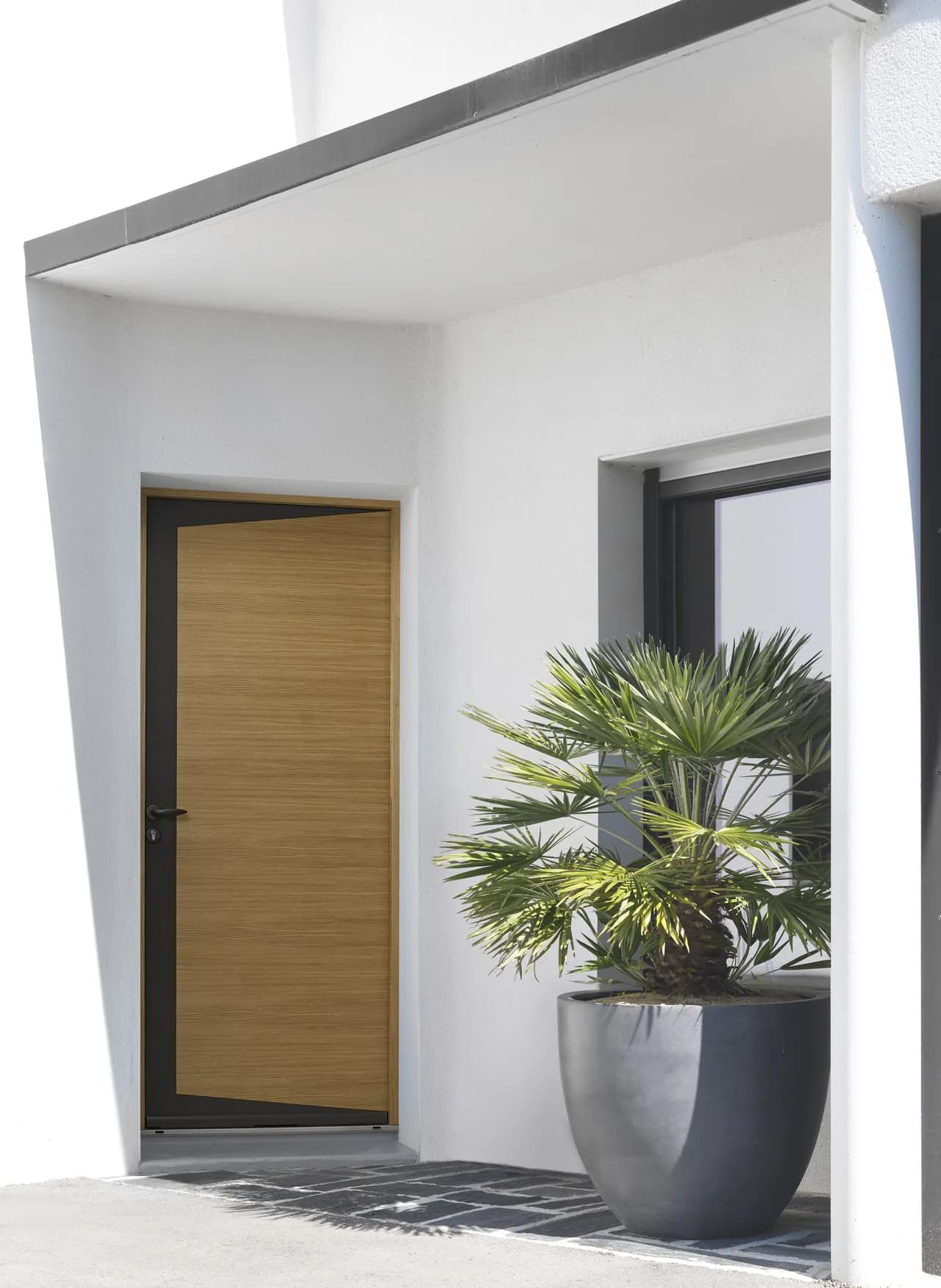 Serrure connectée installée sur une porte d’entrée