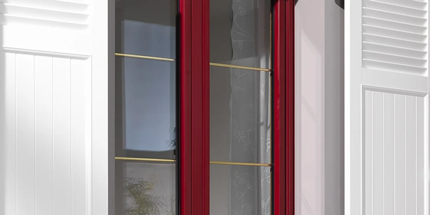 Volet battant composite imitation bois sur la façade d'une maison rénovée