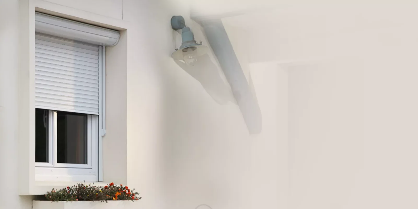 Volet roulant aluminium en façade, alimenté à l’énergie solaire