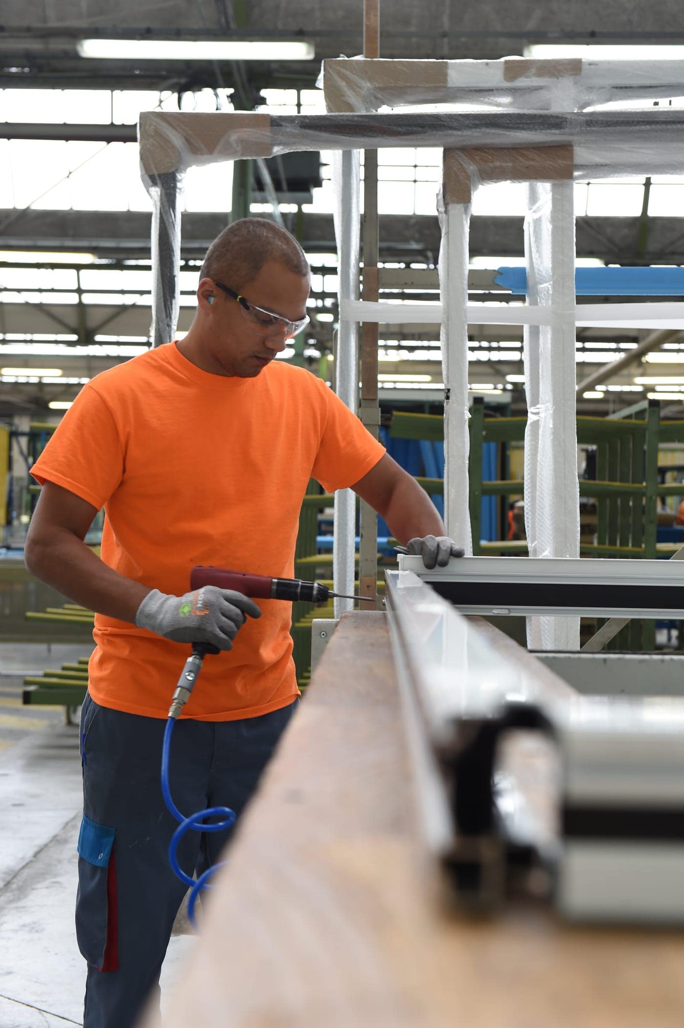 Opérateur KparK fabriquant une menuiserie sur mesure en usine française