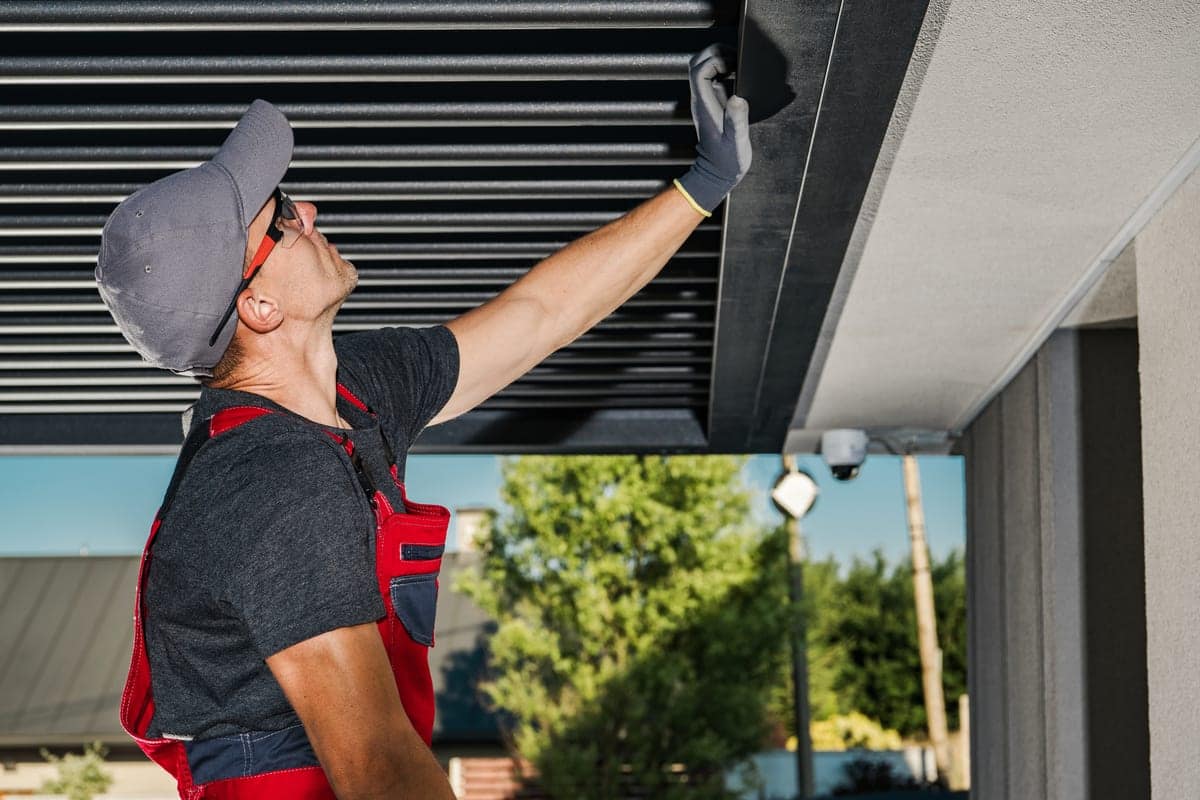 Pergola bioclimatique à lames orientables sur une terrasse