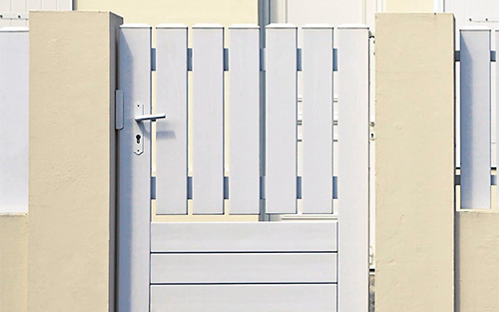 Portillon en PVC à l'entrée d'un jardin
