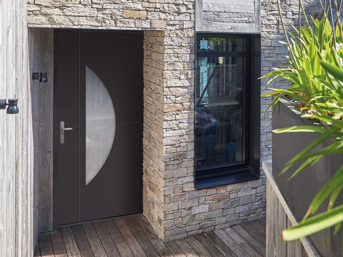 Porte d'entrée aluminium Légende KparK, modèle contemporain sablé