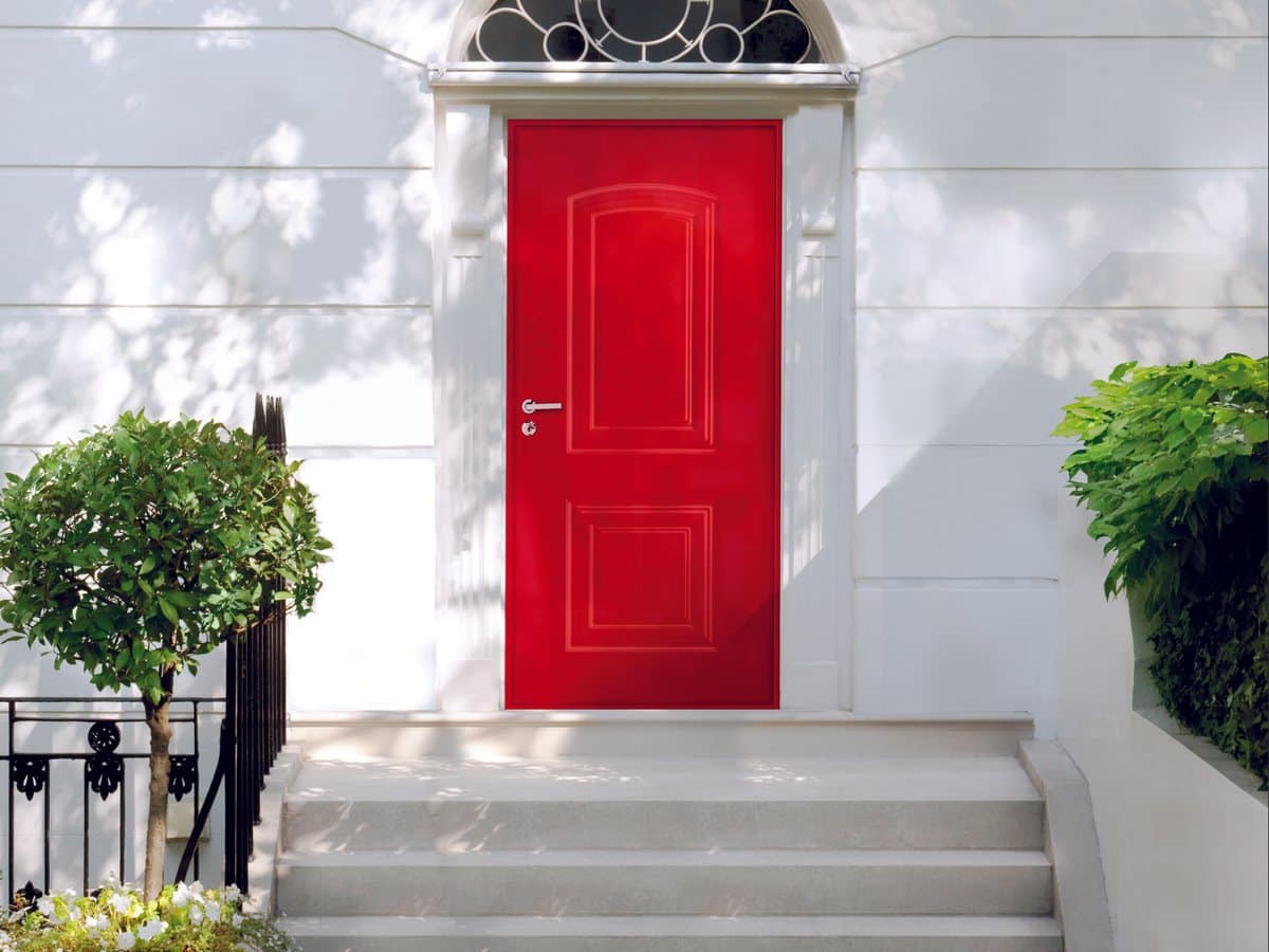 Porte blindée pavillonnaire Éclipse rouge KparK sur une maison de ville