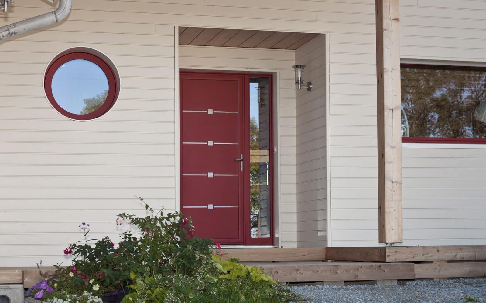 Portes d'entrée KparK en aluminium, PVC et bois présentées côte à côte