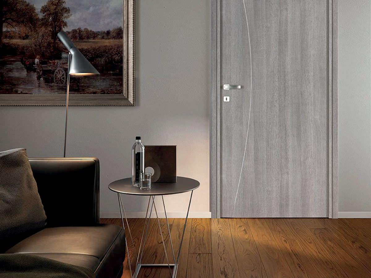 Porte intérieure vitrée dans un couloir