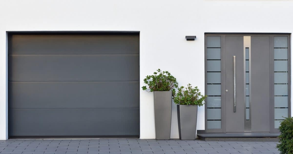 Porte de garage sectionnelle isolante installée sur une maison
