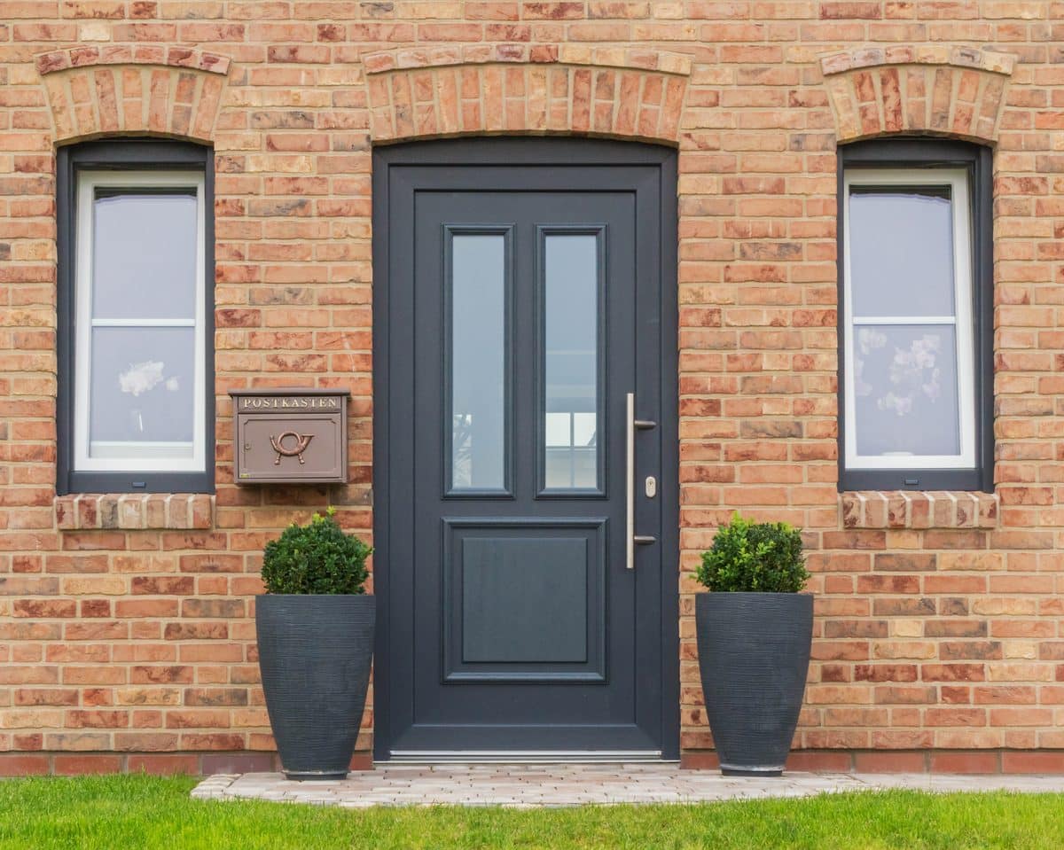 Porte blindée pavillonnaire vitrée Éclat KparK à l’entrée d’une maison individuelle