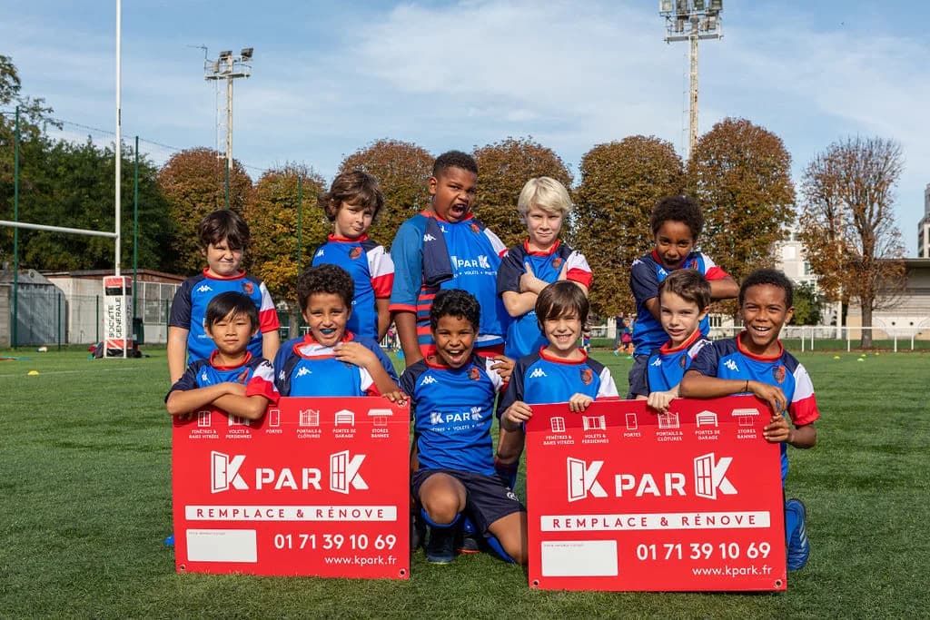 Jeune équipe sportive en maillots KparK lors d'une remise