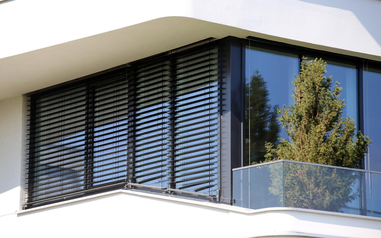 Brise-soleil orientable aluminium KparK sur un balcon d'angle contemporain