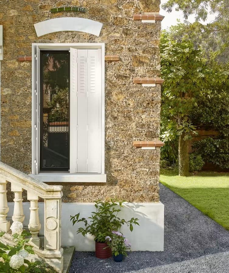 Persienne fer blanche KparK sur une maison en pierre meulière