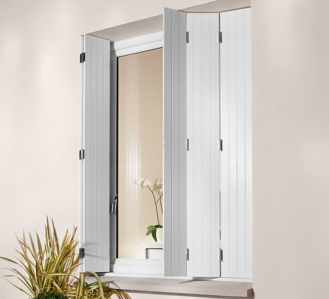 Persienne PVC pliante blanche KparK, lames ajourées