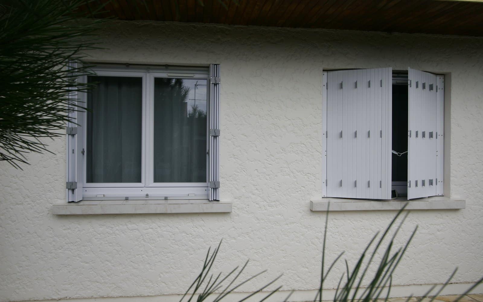 Persiennes à lames sur une maison