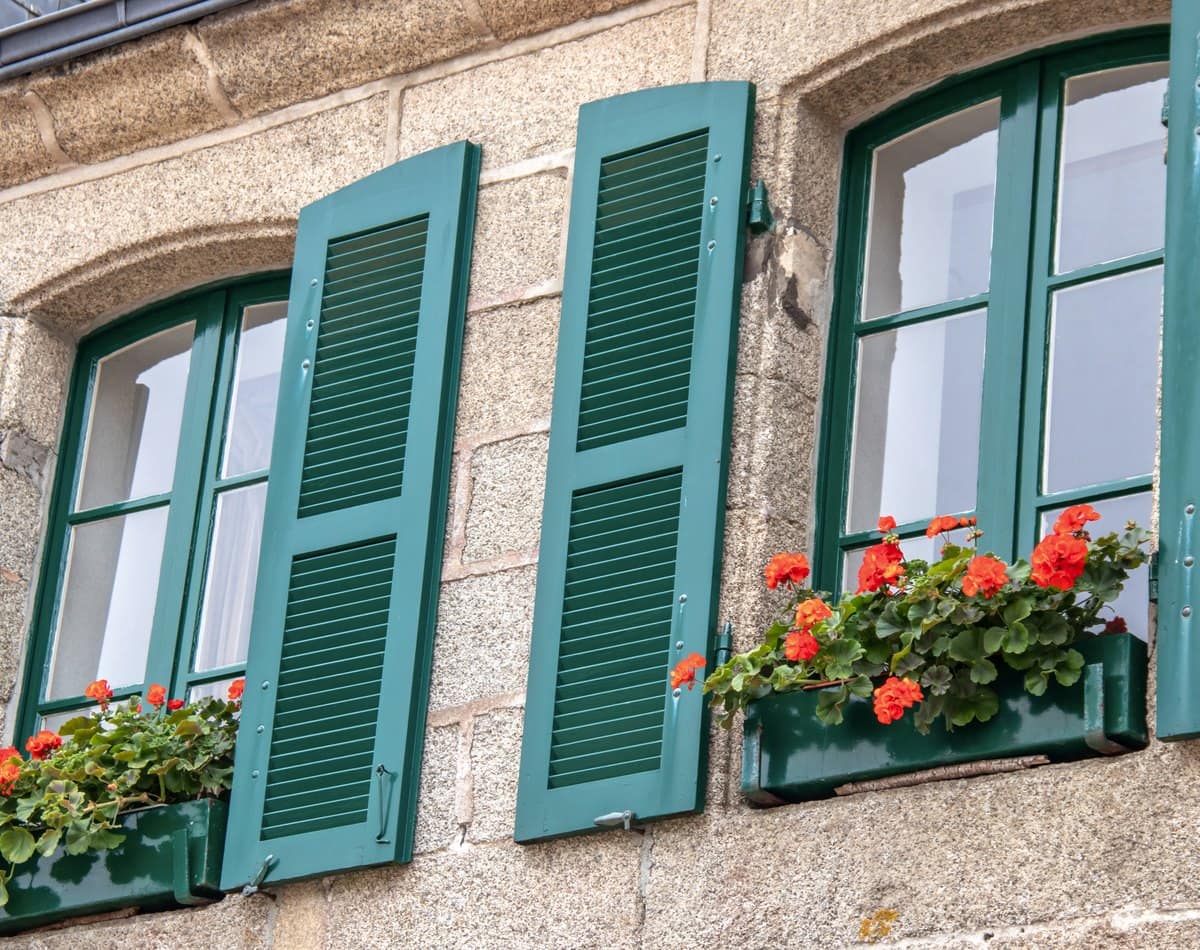 Volet battant bois KparK sur une façade traditionnelle