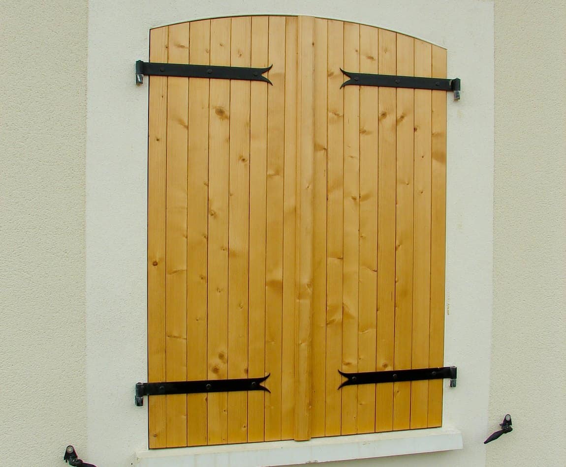Volet battant en bois à rénover sur une maison