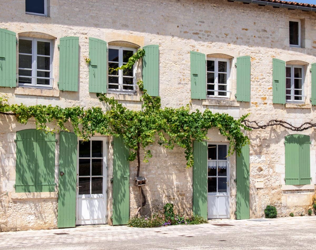 Volets battants colorés en façade d'une maison