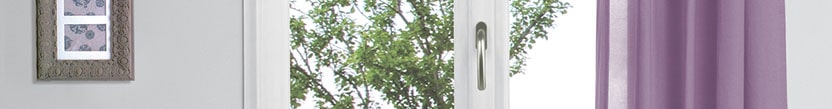 Porte-fenêtre ouverte avec une vue sur le jardin