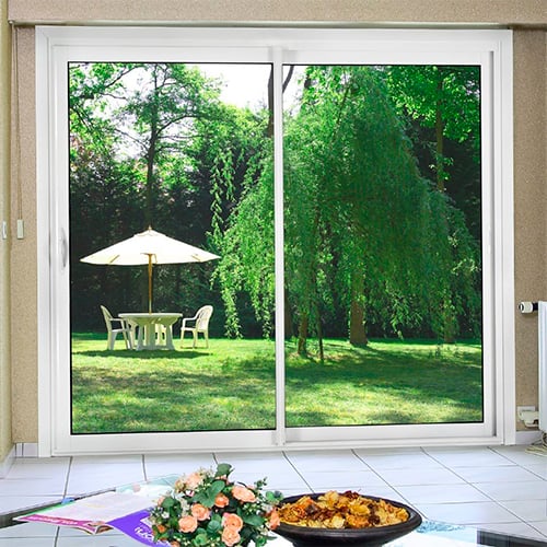 Baie vitrée en alu avec vue sur jardin