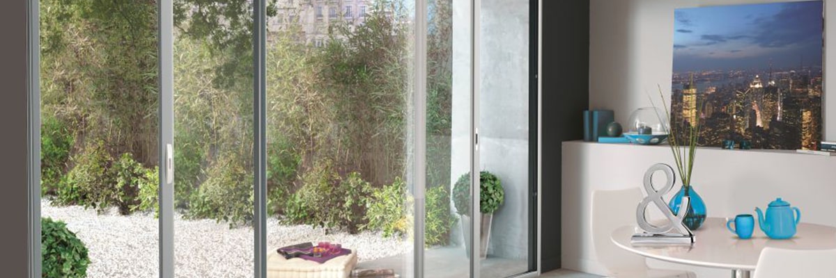 Une baie vitrée vu de l'intérieur d'une maison