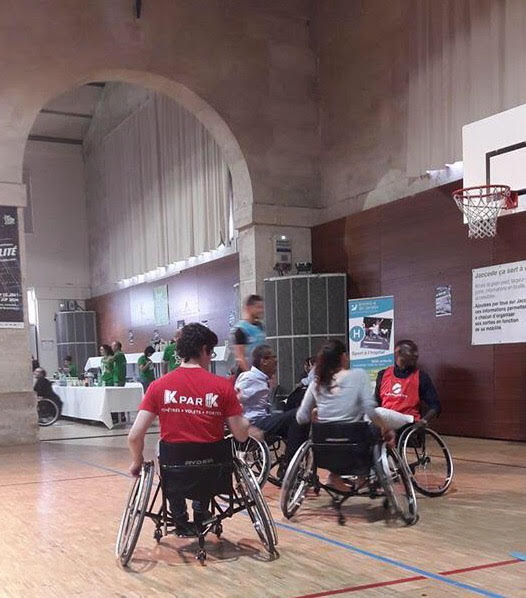 Employé K par K s'initiant au Basket fauteuil