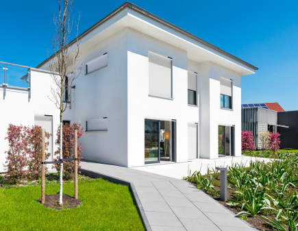 Maison avec volets roulants et fenêtres