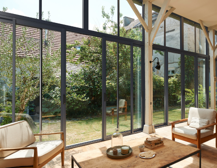 Salon avec grande baies vitrées