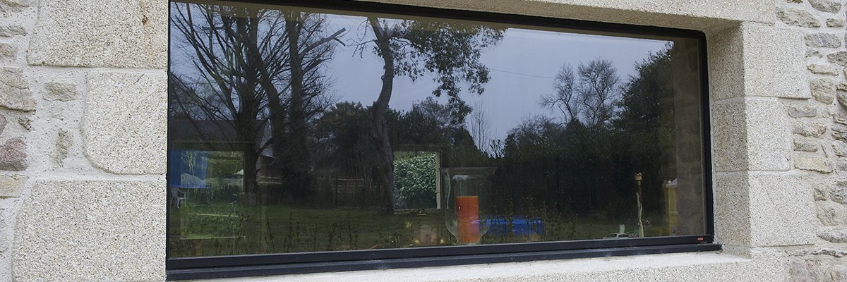 Fenêtre KparK sur mesure vu de l'extérieur d'une maison
