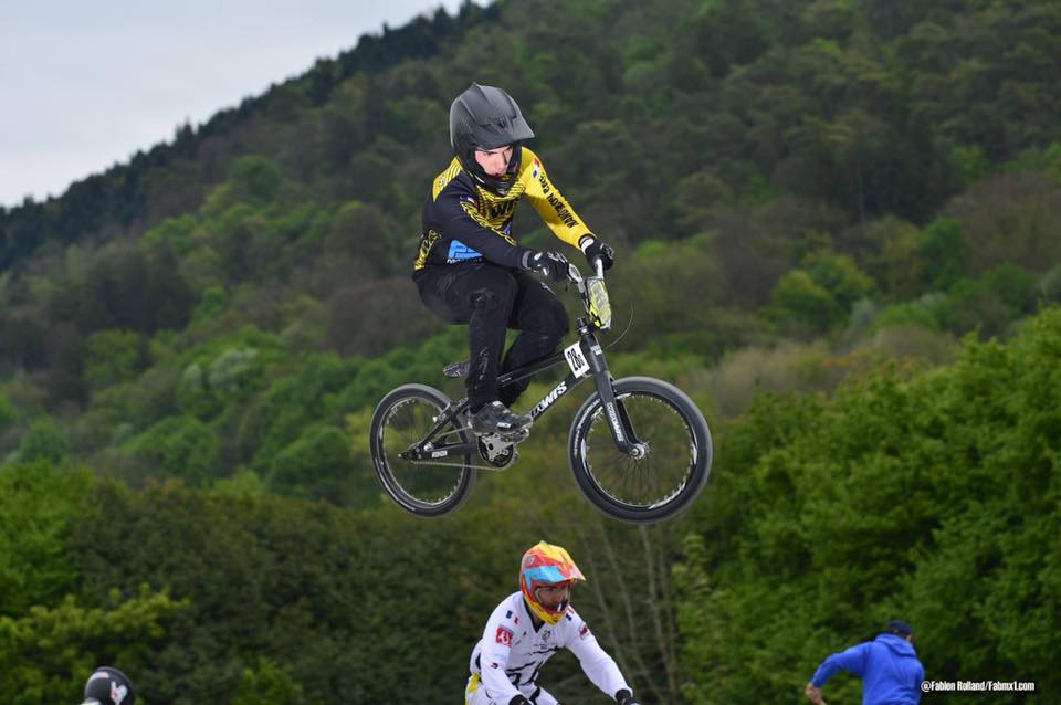 Robin Genestroni en plein saut sur son BMX
