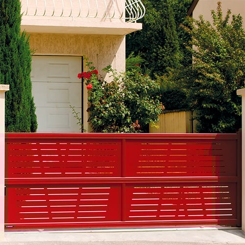 Portail alu rouge sur mesure