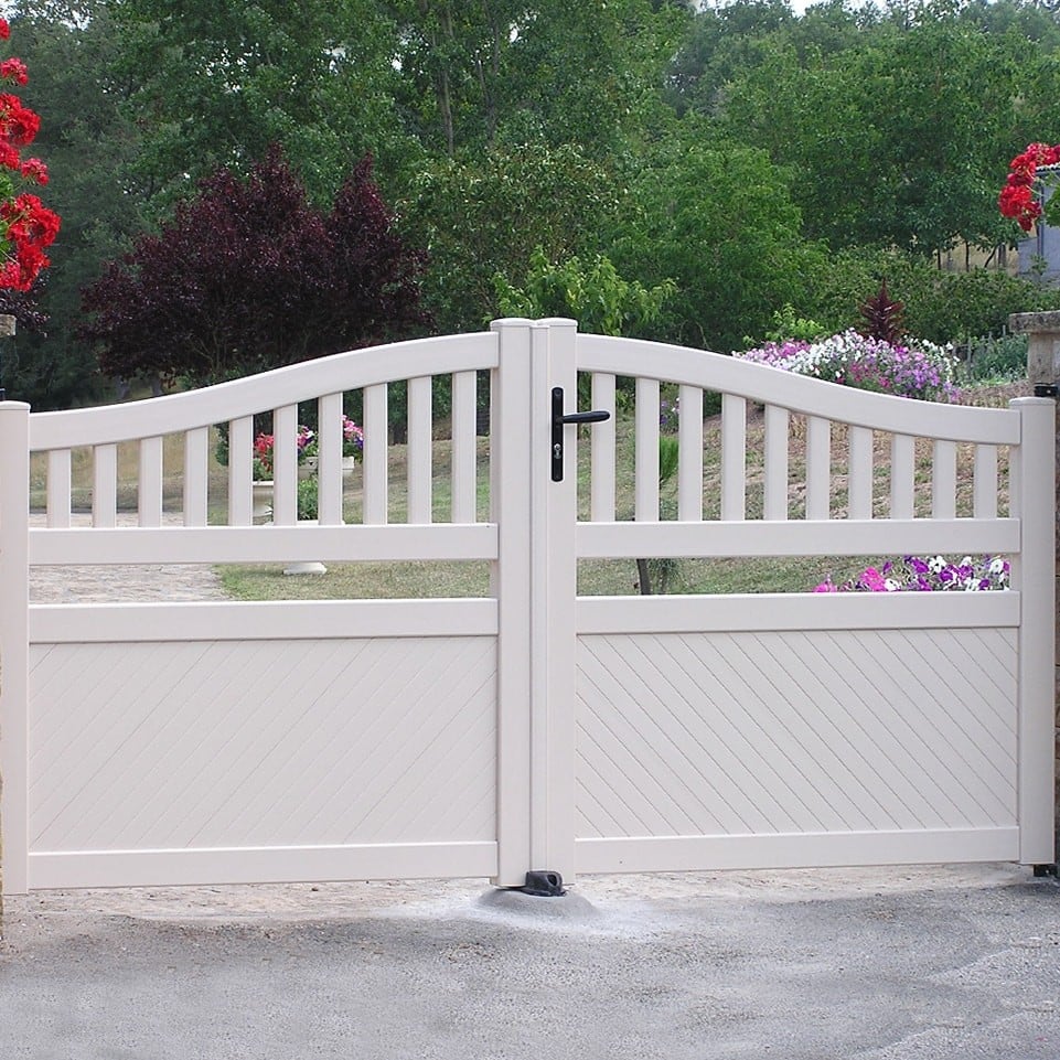 Portail battant pvc ajouré