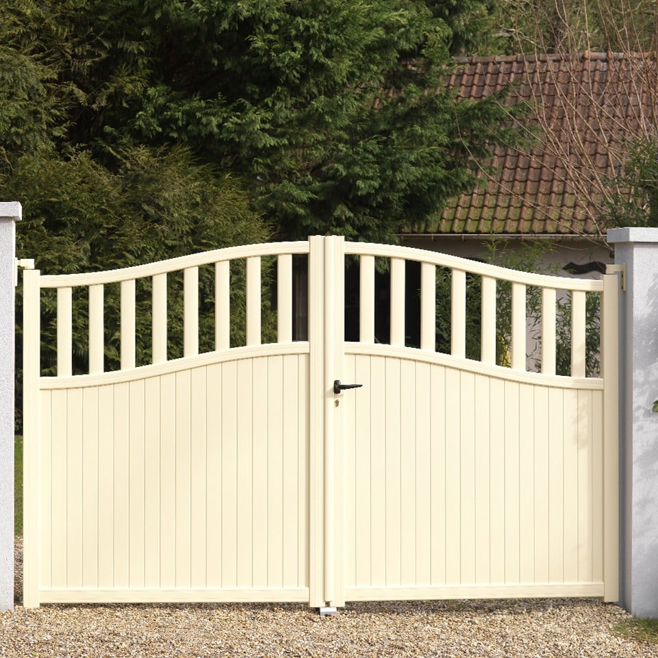 Portail battant pvc couleur sable