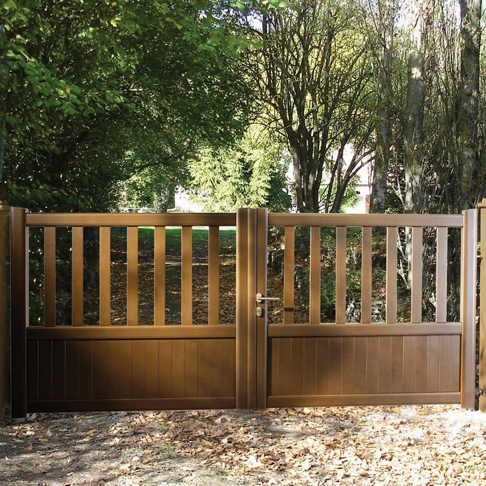 Portail battant pvc marron