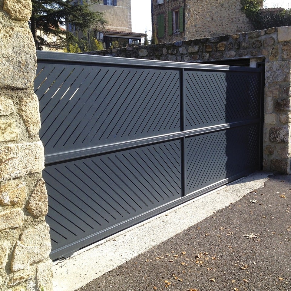 Portail coulissant alu gris anthracite ajouré