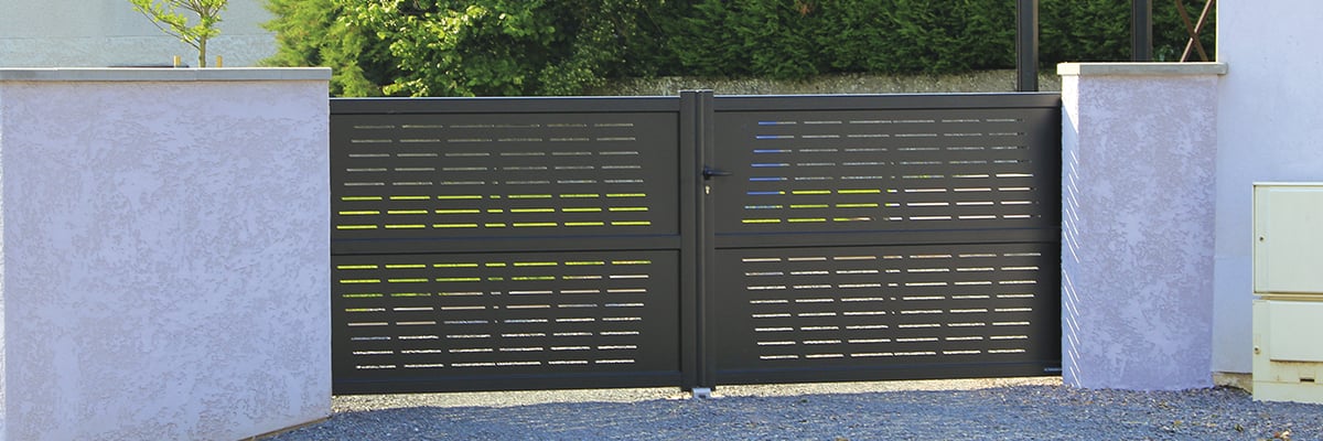 Un modèle de portail coulissant aluminium sur mesure KparK