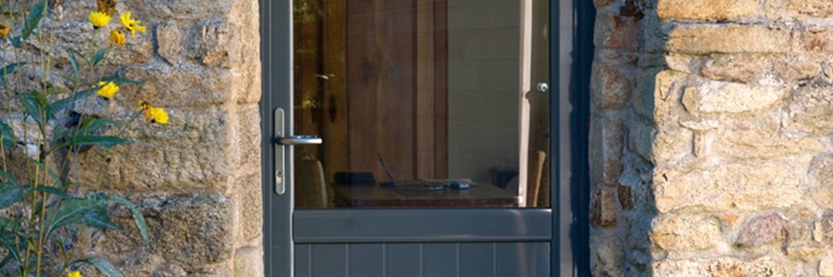 Image d'une porte-fenêtre KparK vu de l'extérieur d'une maison