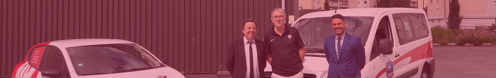 Le Directeur de ventes de la région d'Angers pose avec le président du club des Intrépides Bruno Goua et Sylvain Lakrouf, commercial chez K par K investi dans le club